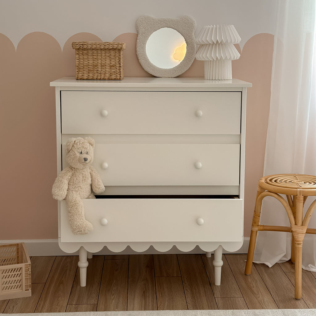 Eem witte commode met 3 lades in een kinderkamer
