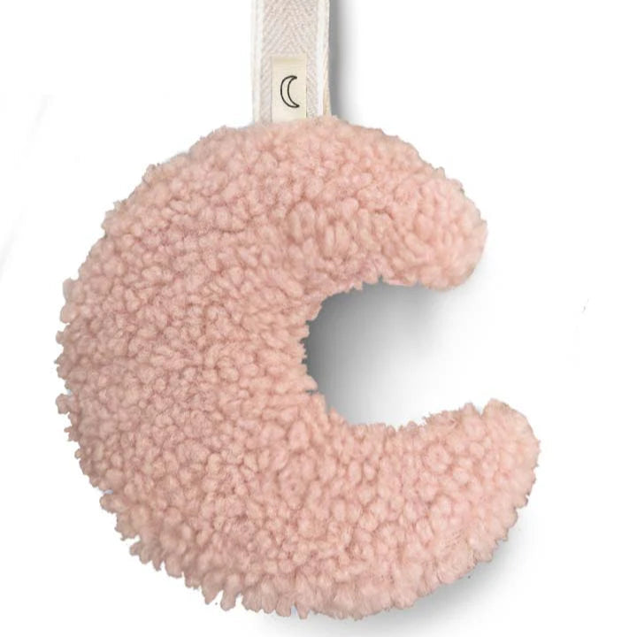 Een licht roze speenknuffel in de vorm van een maantje