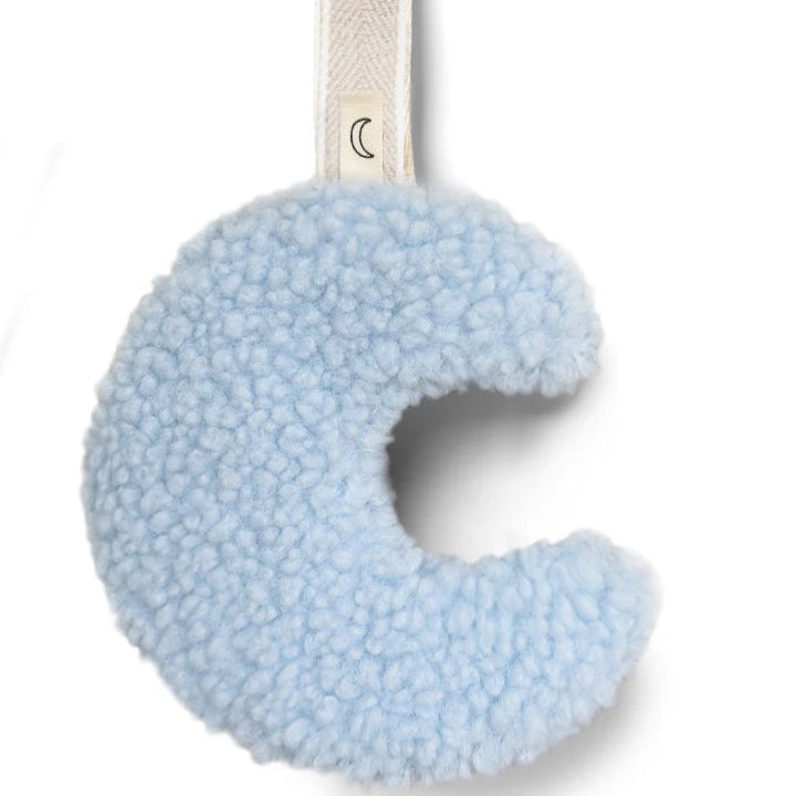 Een speenknuffeltje in de vorm van een licht blauw maantje