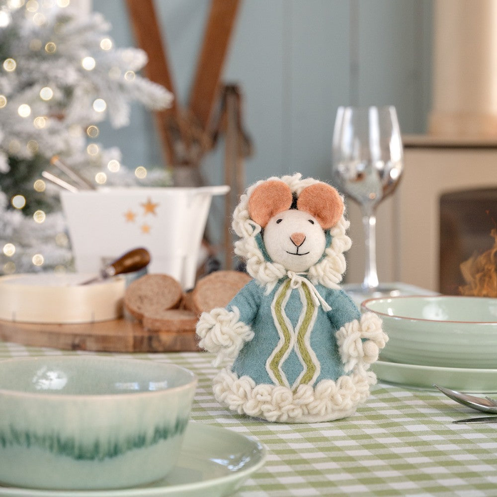 Een handgemaakte decoratiemuis van wolvilt verkleed als eskimo.