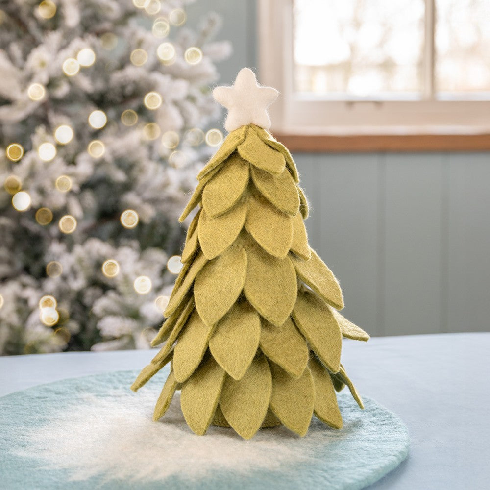 Een groene kerstboom van wolvilt met een witte ster aan de top. Hoogte van 19 cm.