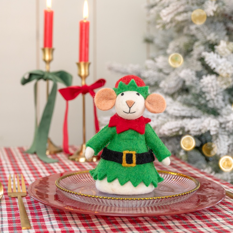 Vilten muis in een groen elfjespak, compleet met puntmuts en zwarte riem. 