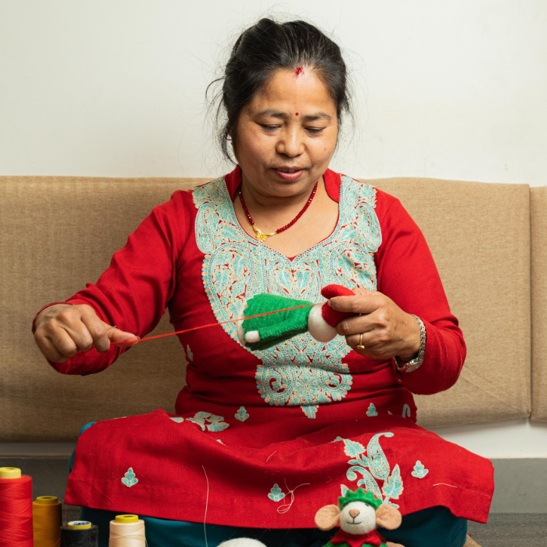 Vilten muis in een groen elfjespak, compleet met puntmuts en zwarte riem. 