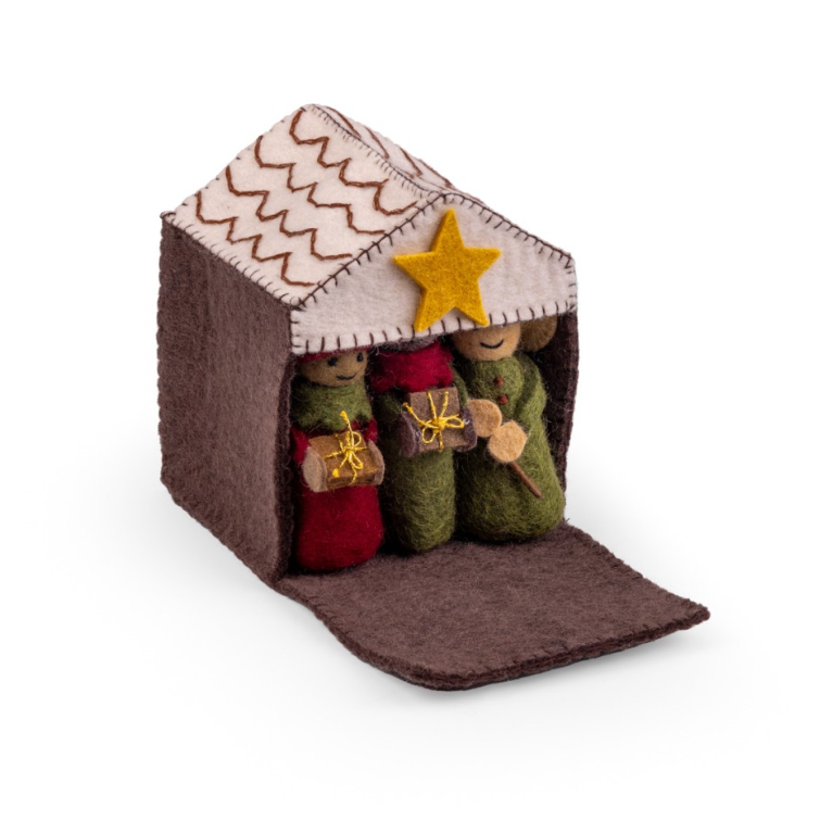 Vilten kerststal in rood-groentinten. Het pakket bevat de volgende 11 kerstfiguren in een stalletje: Jezus, Maria, Jozef, de Drie Koningen, een engel, de herder, een os, een ezel en een schaap. 