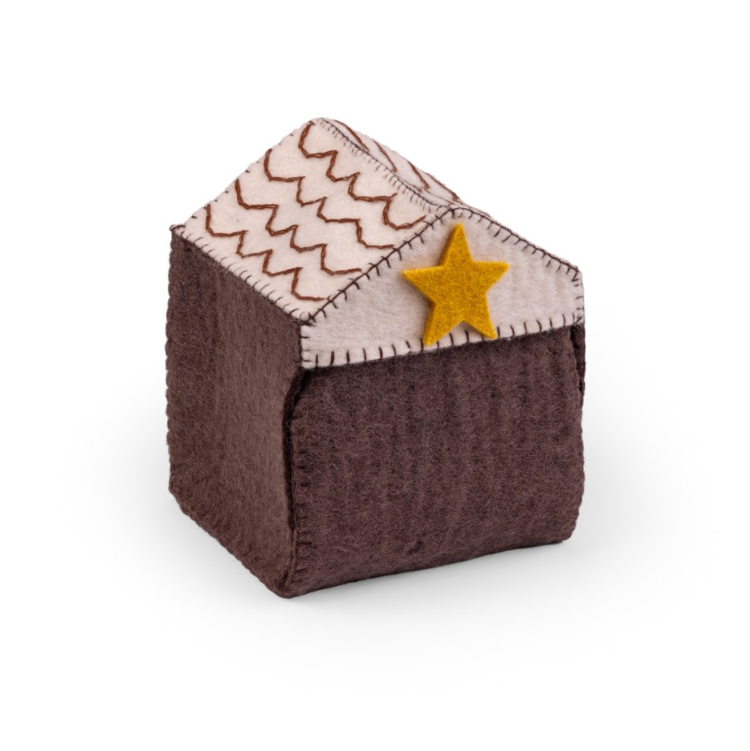 Vilten kerststal in rood-groentinten. Het pakket bevat de volgende 11 kerstfiguren in een stalletje: Jezus, Maria, Jozef, de Drie Koningen, een engel, de herder, een os, een ezel en een schaap. 