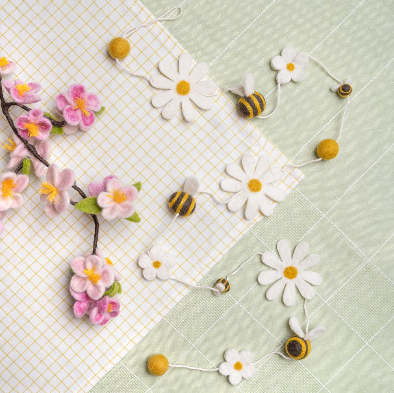 Vilten slinger met 5 bijtjes en 6 margrietjes in verschillende formaten. 