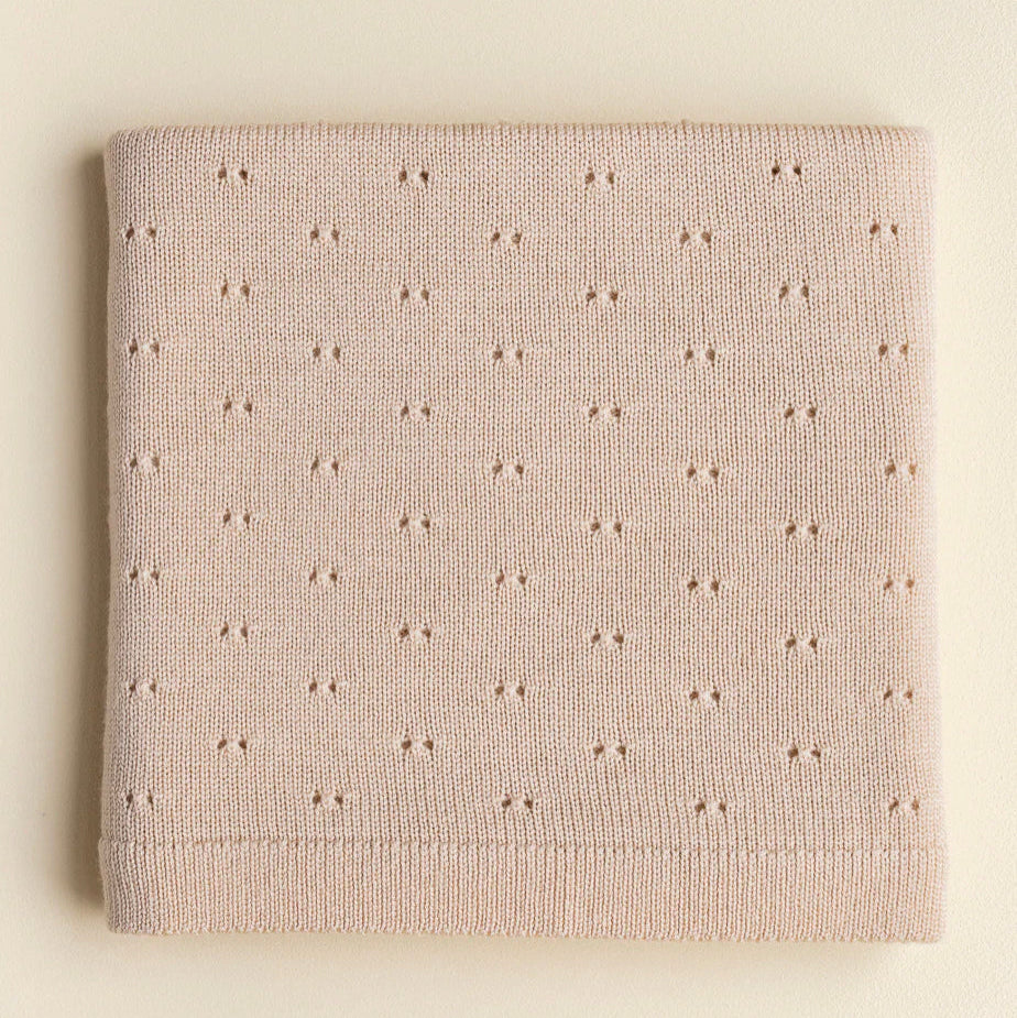 Een licht beige babydeken