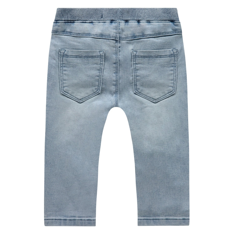 Een licht blauwe denim babybroek