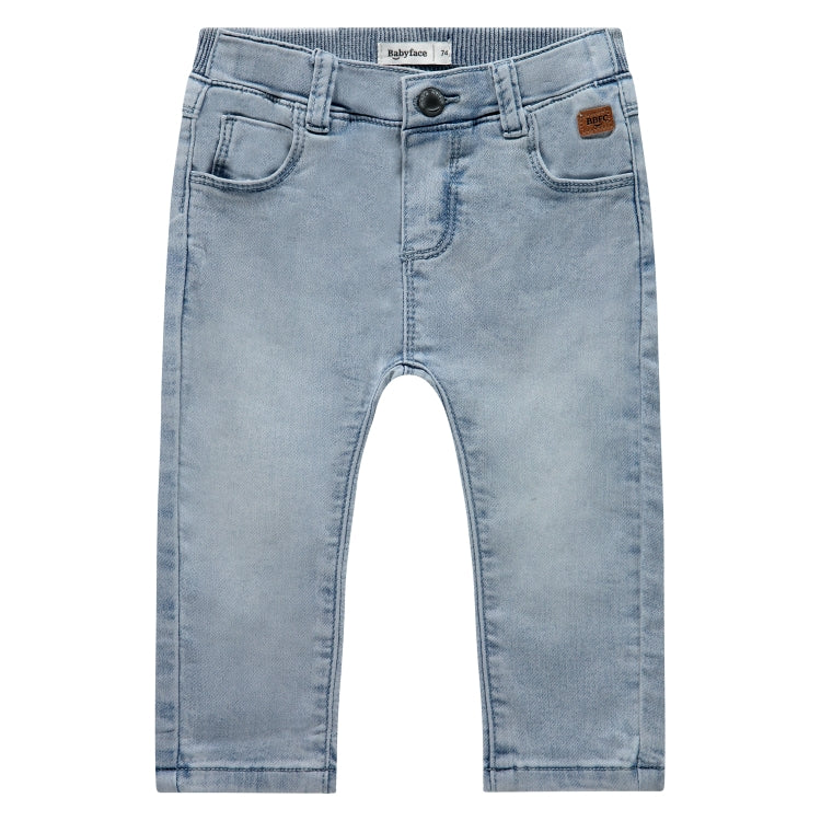 Een licht blauw denim babybroekje
