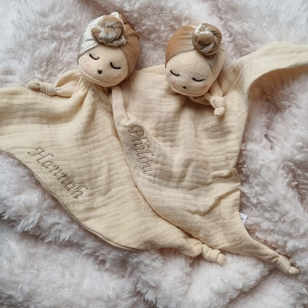 Gepersonaliseerd knuffeldoekje beige, een beige doekje met een hoofdje erop.