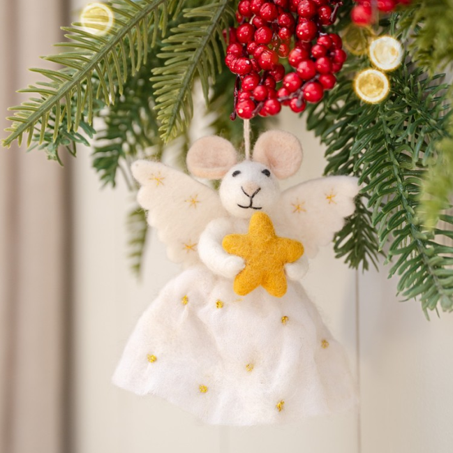 Hanger van een muis als engel met een ster in de hand. Voorzien van touwtje om ergens aan te hangen. 