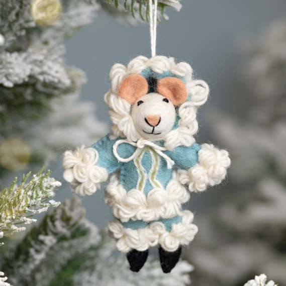 Vilten muis in een warme, blauwgroene winterjas met wollige afwerking. Een decoratieve hanger die een speels accent toevoegt aan je winter- of kerstdecoratie. 