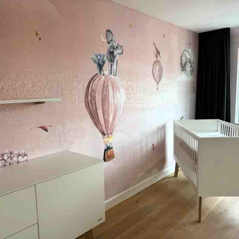 Fleur des Fleurs Behang - Happy Hot Air Balloons pink with a touch of gold in vlies en vinyl.