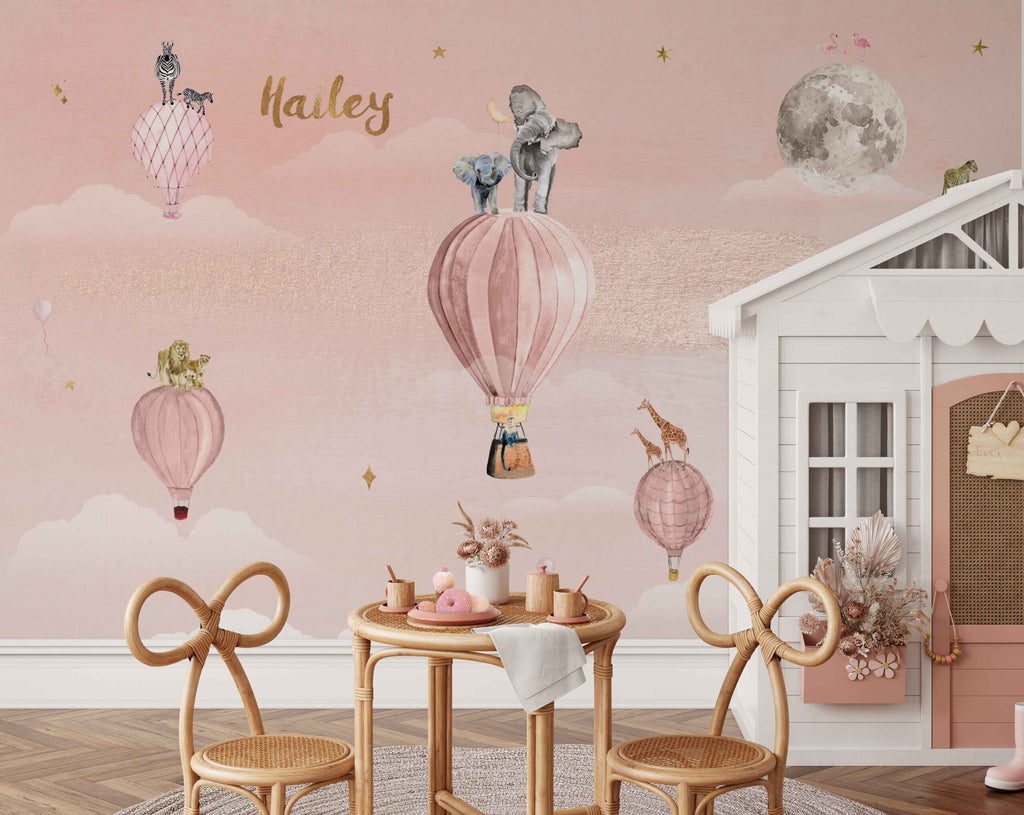 Fleur des Fleurs Behang - Happy Hot Air Balloons pink with a touch of gold in vlied en vinyl.