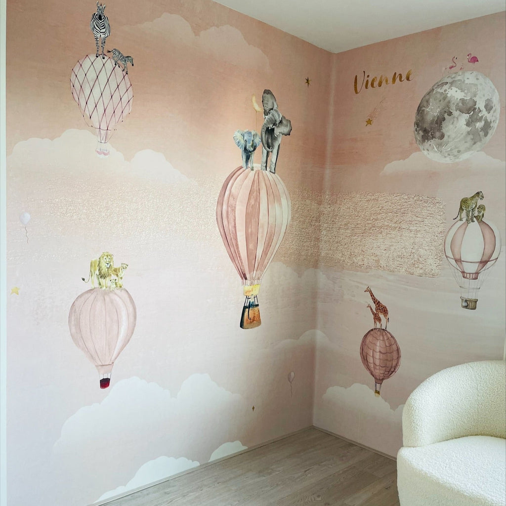 Fleur des Fleurs Behang - Happy Hot Air Balloons pink with a touch of gold in vlied en vinyl.