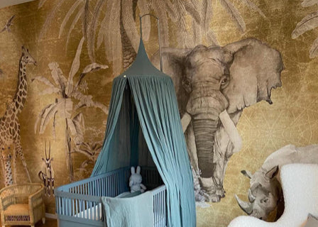 Fleur des Fleurs Behang Animalia Palm D’or Gold in vlies en vinyl.