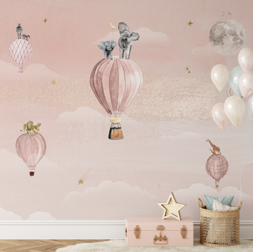 Fleur des Fleurs Behang - Happy Hot Air Balloons pink with a touch of gold in vlies en vinyl.