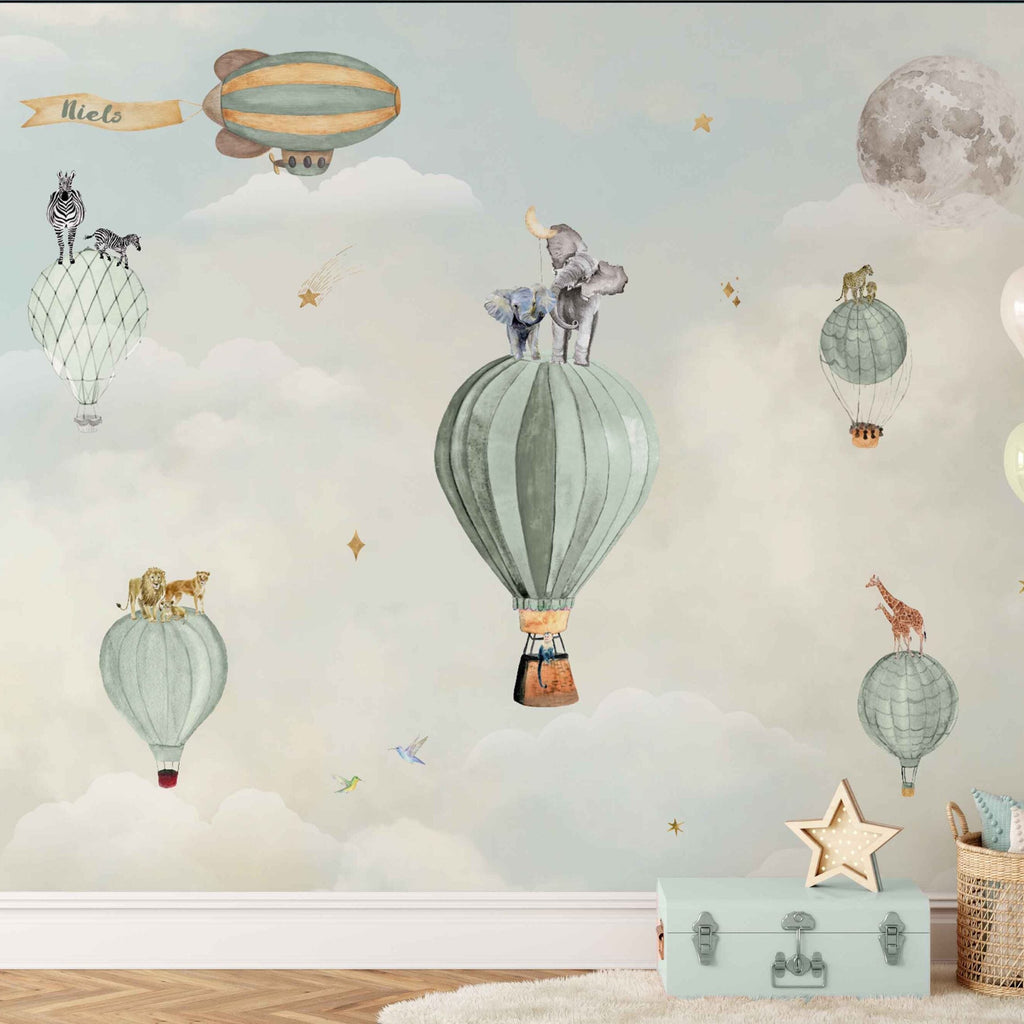 Fleur des Fleurs Behang Happy Hot Air balloons green with a touch of gold in vlies en vinyl.