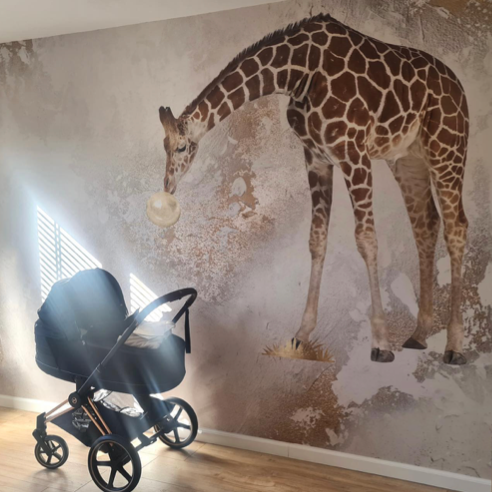 Fleur des Fleurs Behang Copper Gold Giraffe Bubblegum in vinyl en vlies.