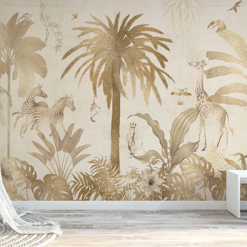 Fleur des Fleurs Behang - Safari Chique Gold. In vlies en vinyl. Giraffes, palmbomen, zebra. In beige en goud tint.