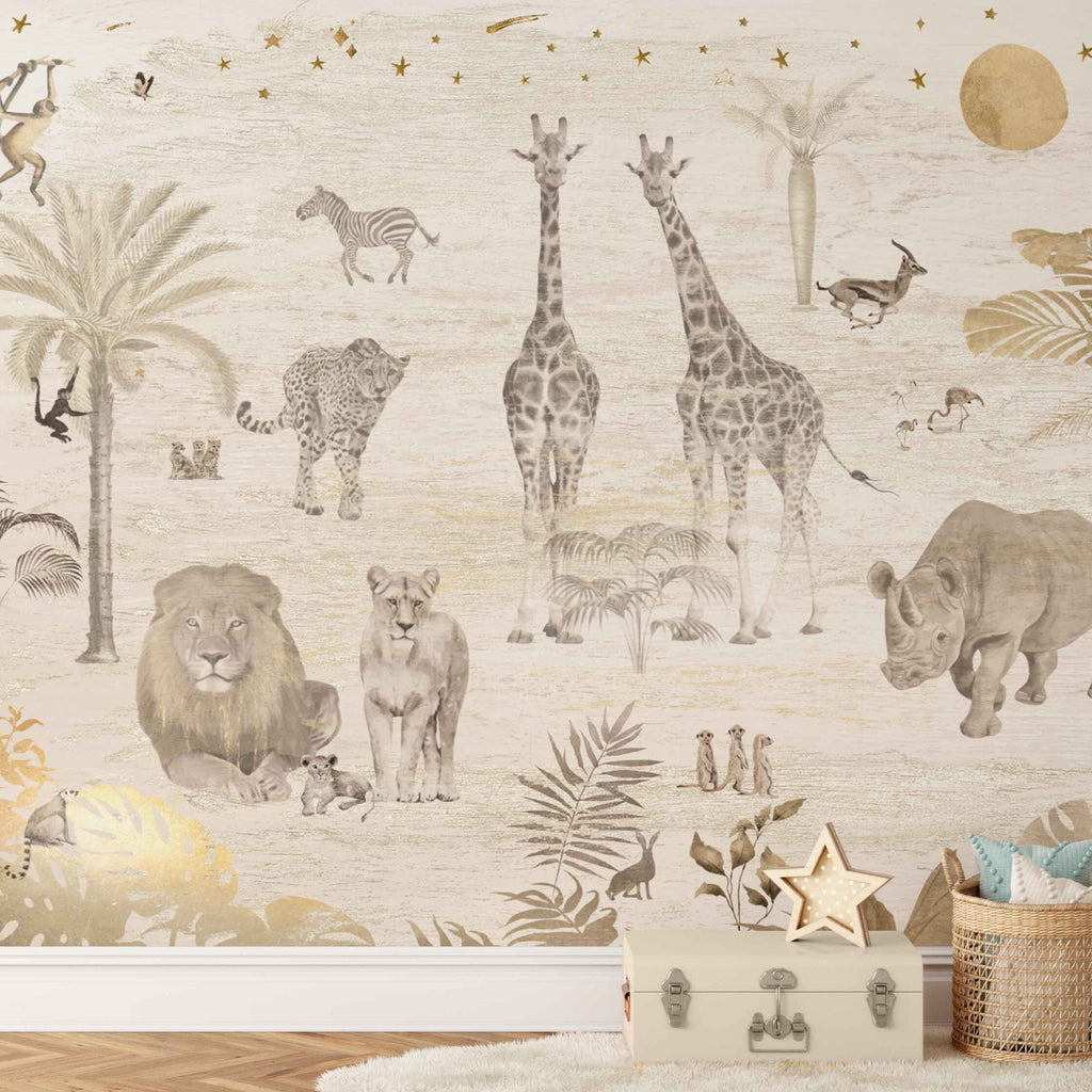 Fleur des Fleurs Behang Safari Desert  in vlies en vinyl. Beige - Goud kleurig jungle behang met giraffes, luipaarden, leeuwen, neushoorn, zebra's. Savannah.
