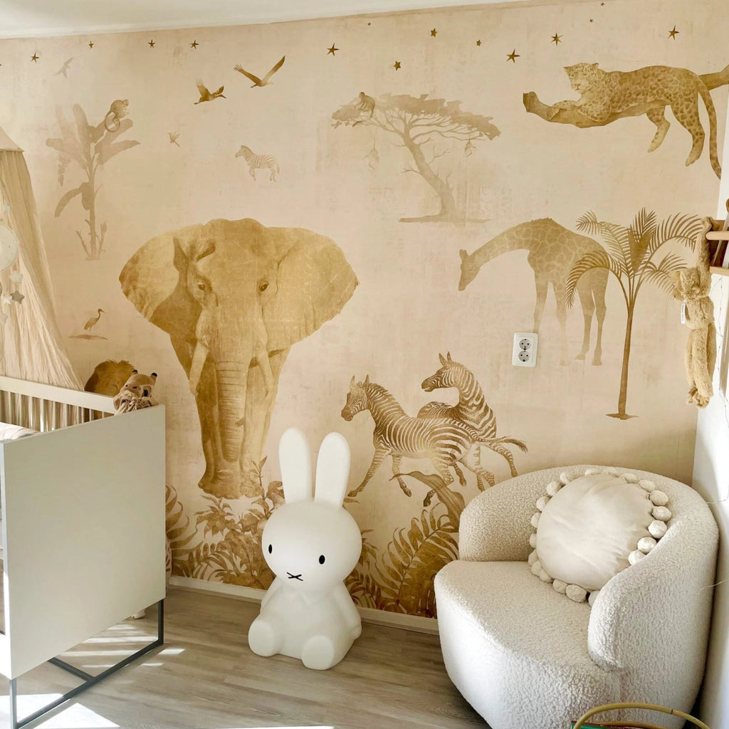 Fleur des Fleurs Behang Safari Parade Beige. Beschikbaar in vlies en vinyl.