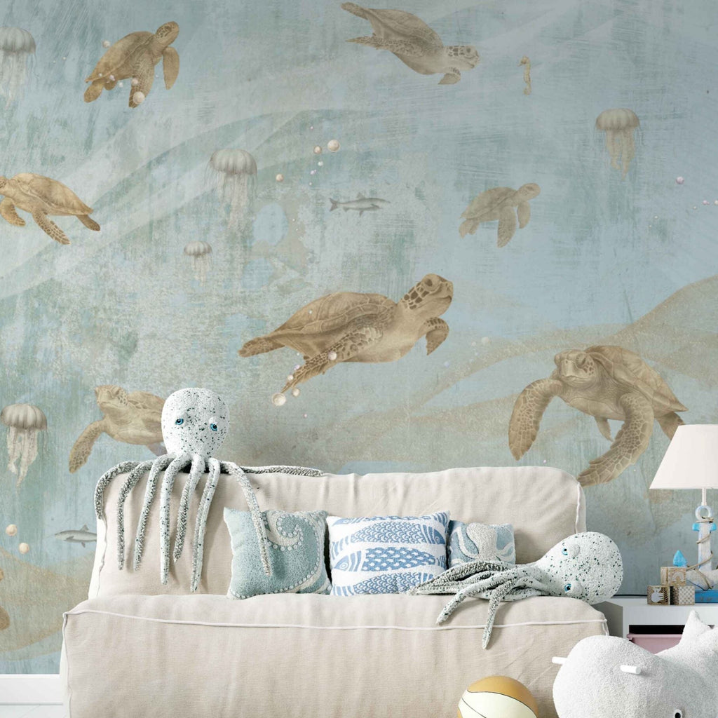 Fleur des Fleurs Behang Turtle Sea aqua gold in vlies en vinyl.