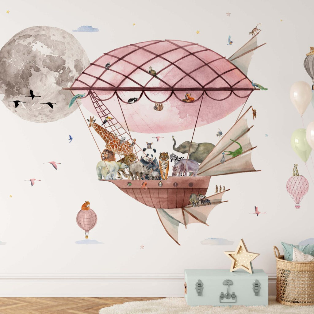 Fleur des Fleurs Behang - Zeppelin Pink Fly me to the Moon in vlies en vinyl.