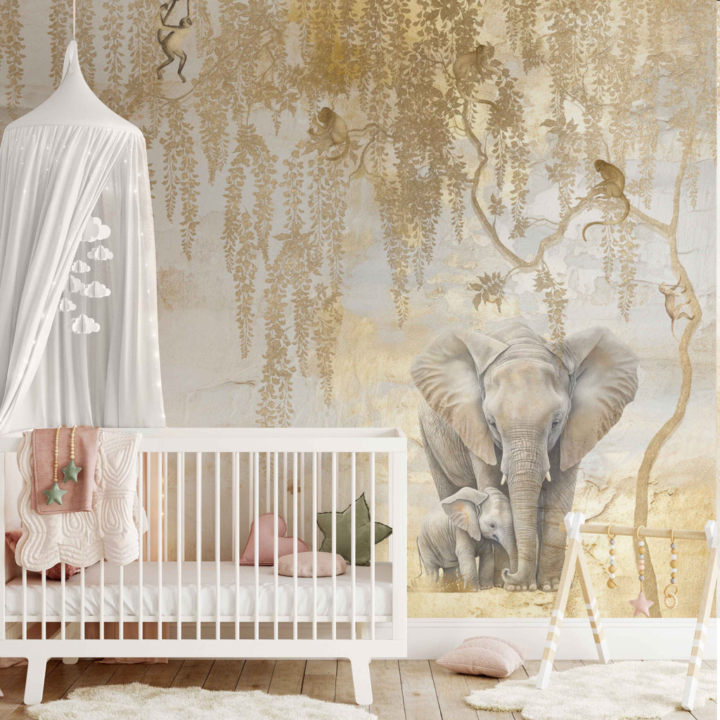 Fleur des Fleurs Behang Elephant Hug Natural Gold Beige Taupe in vinyl en vlies.