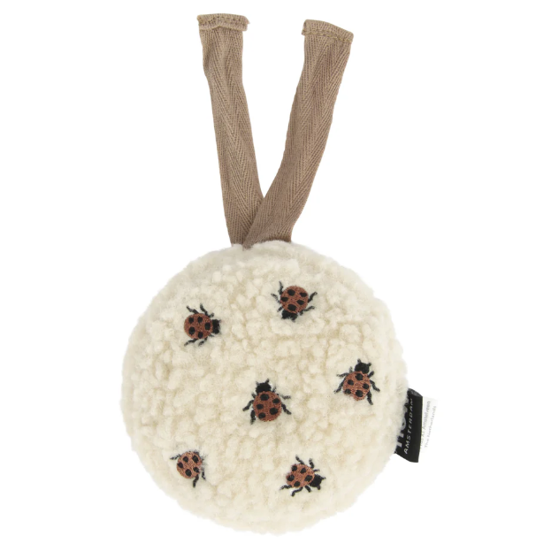 Flow Amsterdam Baby Knuffel met hartslag voor on the go. Ronde knuffel, teddy met lieveheersbeestjes.