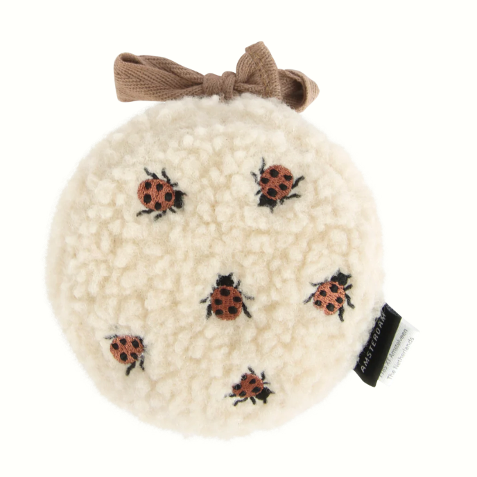 Flow Amsterdam Baby Knuffel met hartslag voor on the go. Ronde knuffel, teddy beige met lieveheersbeestjes.