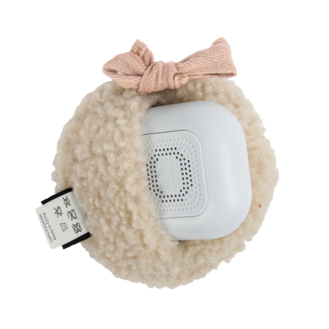 Flow Amsterdam Baby knuffel met hartslag voor onderweg. Beige teddy knuffel met roze kersjes.