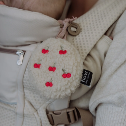 Flow Amsterdam Baby knuffel met hartslag voor onderweg. Beige teddy knuffel met roze kersjes.