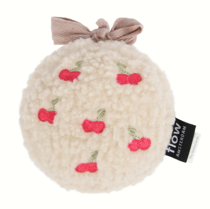 Flow Amsterdam Baby knuffel met hartslag voor onderweg. Beige teddy knuffel met roze kersjes.