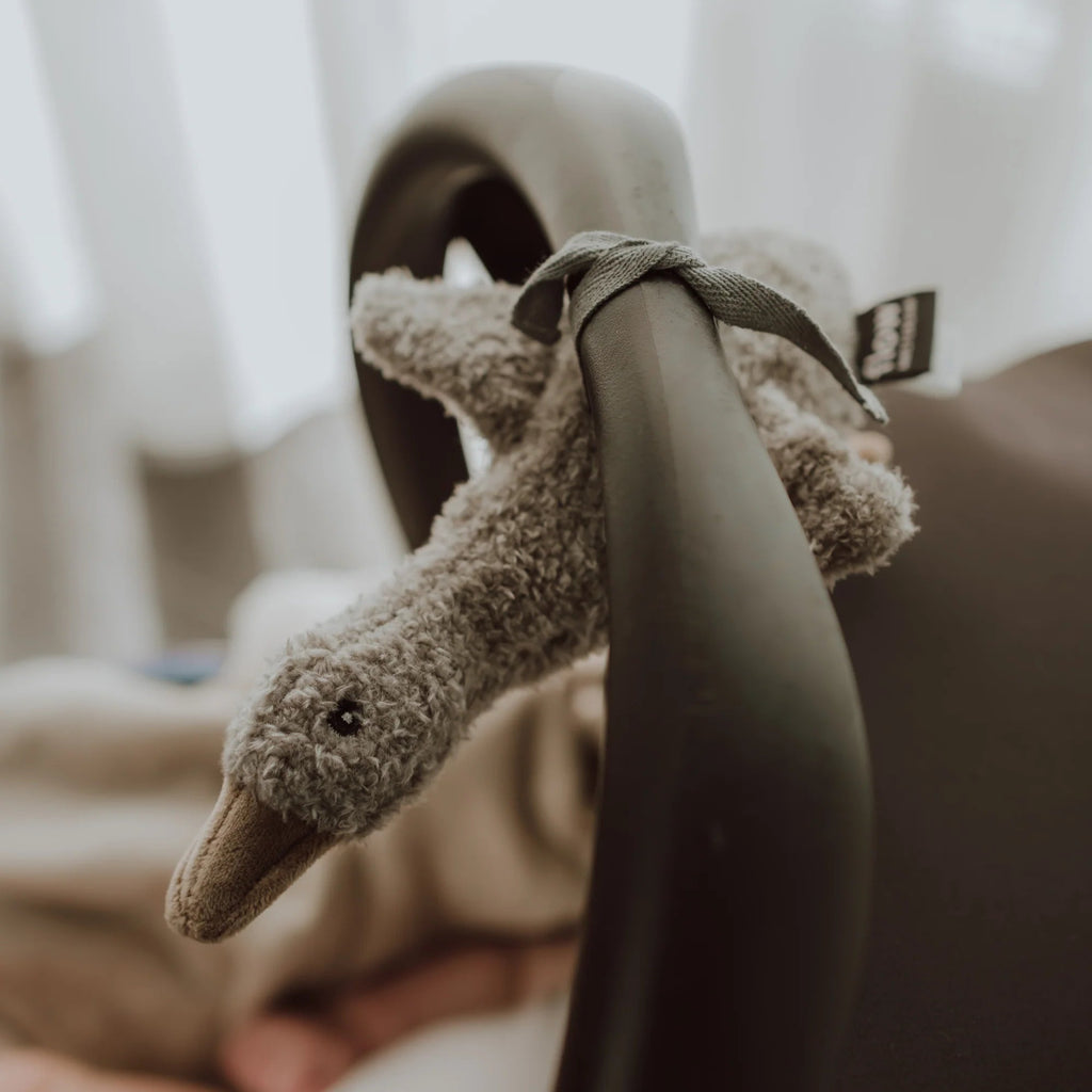 Flow Amsterdam Hartslag knuffel On the go Gansje in het grijs en beige.