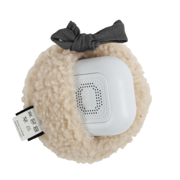 Flow Amsterdam baby knuffel met hartslag voor onderweg. Teddy knuffel met zilver grijze hartjes. 