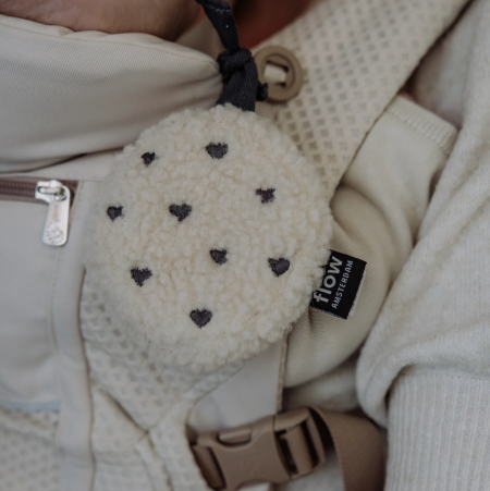 Flow Amsterdam baby knuffel met hartslag voor onderweg. Teddy knuffel met zilver grijze hartjes. 
