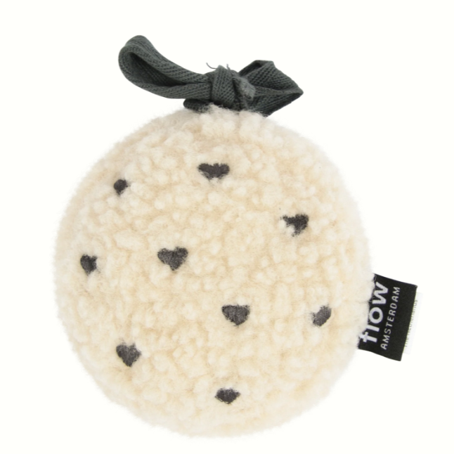 Flow Amsterdam baby knuffel met hartslag voor onderweg. Teddy knuffel met zilver grijze hartjes. 