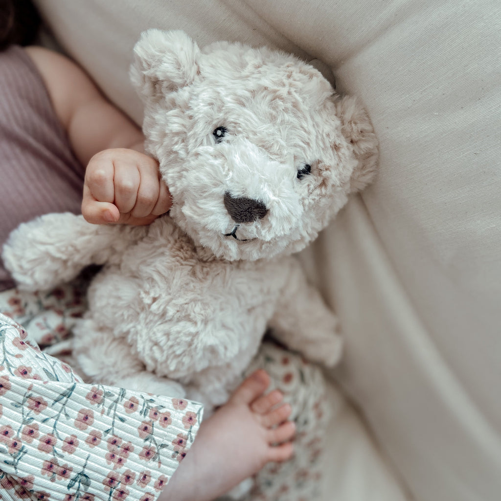 Flow Amsterdam Hartslag Knuffel Beer in het Beige en Bruin. 