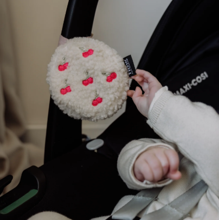 Flow Amsterdam Baby knuffel met hartslag voor onderweg. Beige teddy knuffel met roze kersjes.