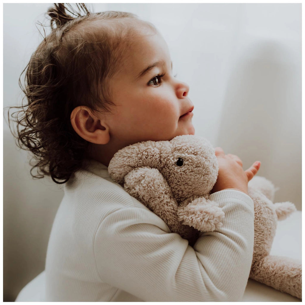 Flow Amsterdam - Hartslag knuffel - George de Olifant - verkrijgbaar in beige en grijs. USB Oplaadbaar.