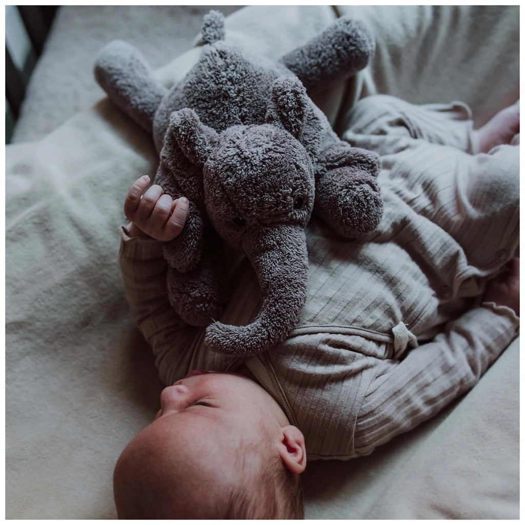 Flow Amsterdam Hartslag knuffel Olifant George in grijs en beige. USB oplaadbaar.