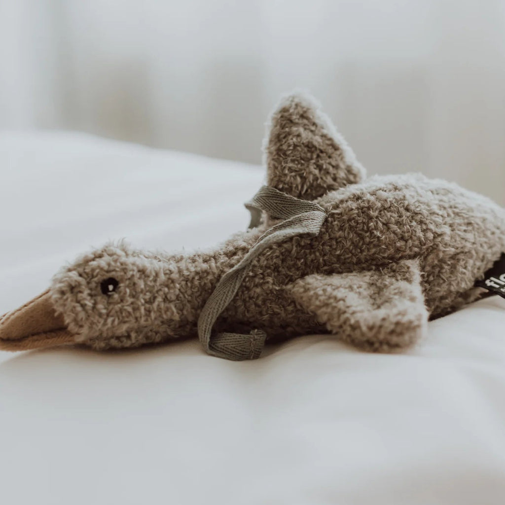 Flow Amsterdam Hartslag knuffel On the go Gansje in het grijs en beige.