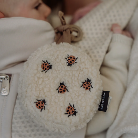 Flow Amsterdam Baby Knuffel met hartslag voor on the go. Ronde knuffel, teddy met lieveheersbeestjes. 