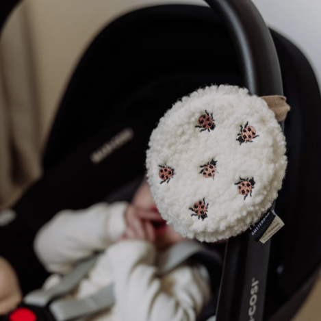 Flow Amsterdam Baby Knuffel met hartslag voor on the go. Ronde knuffel, teddy beige met lieveheersbeestjes.