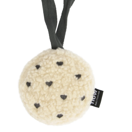 Flow Amsterdam baby knuffel met hartslag voor onderweg. Teddy knuffel met zilver grijze hartjes. 