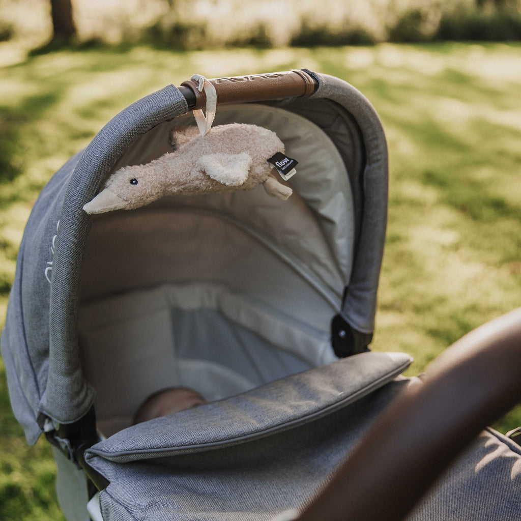 Flow Amsterdam baby knuffeltje voor onderweg met hartslag. In het beige en grijs. 