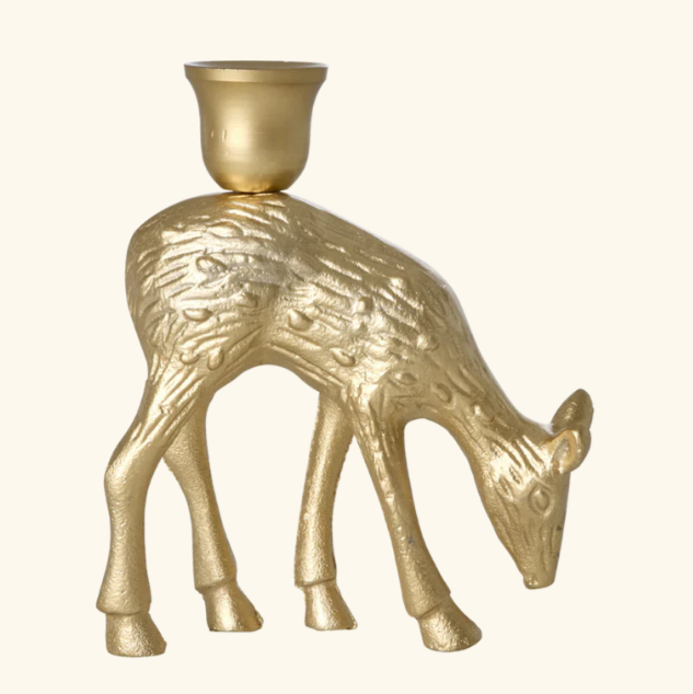 Een kandelaar van gietijzer in de kleur goud in de vorm van een hert.