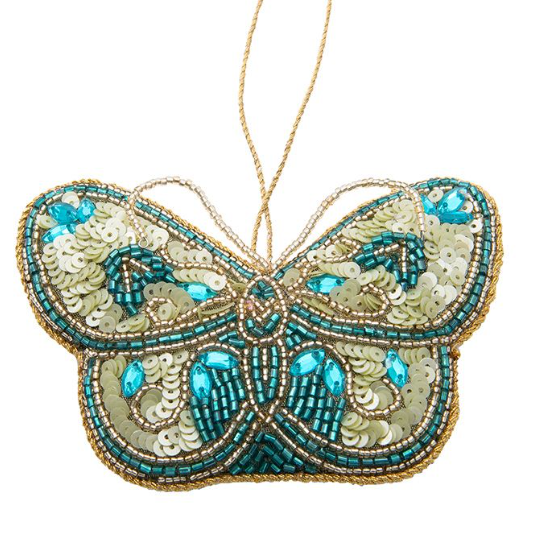Handgemaakte hanger in de vorm van een vlinder versierd met glinsterende kraaltjes en pailletten.