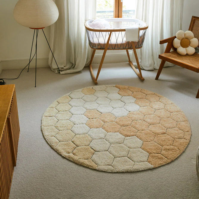 Lorena Canals Machine wasbaar rond vloerkleed Honeycomb in het geel, roze en blauw.